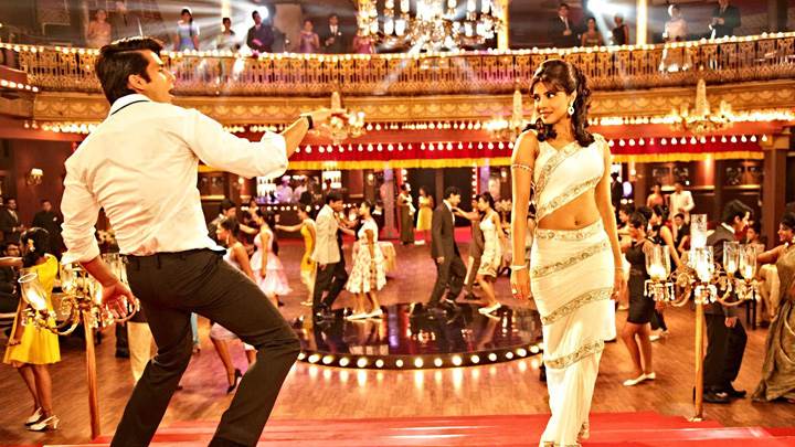 Teri Meri Kahaani – Priyanka Chopra And Shahid Kapoor Dancing In Stairs